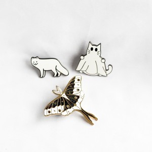 PIN-a heywanên xwerû Pin Ghost Hard Enamel Pins Wholesale Badges With Glitter