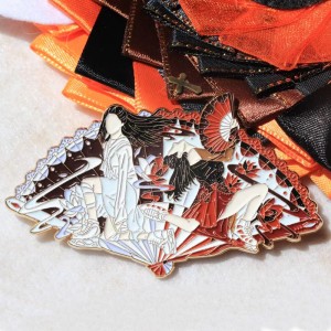 Mga Tagagawa ng Pasadyang Metal Personalized Soft Enamel Lapel Pins