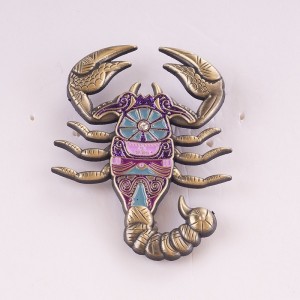 Bathodynnau Scorpion Enamel Meddal 3D